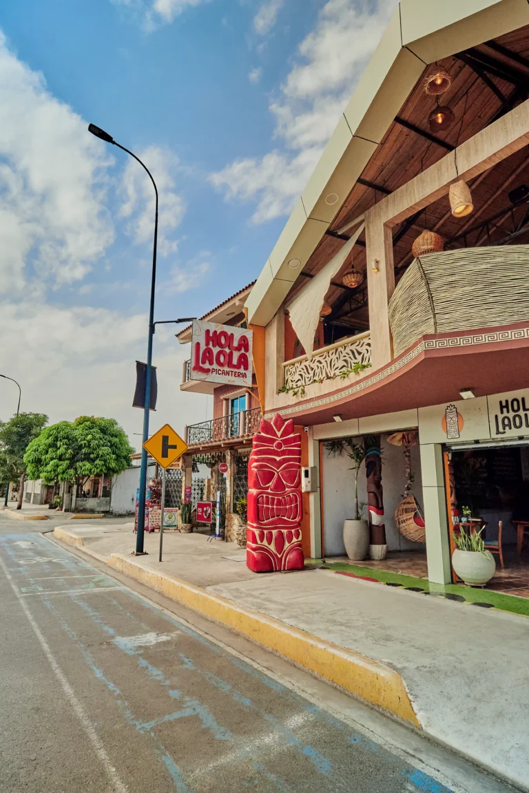 Fachada de Hola La Ola en Puerto Jelí