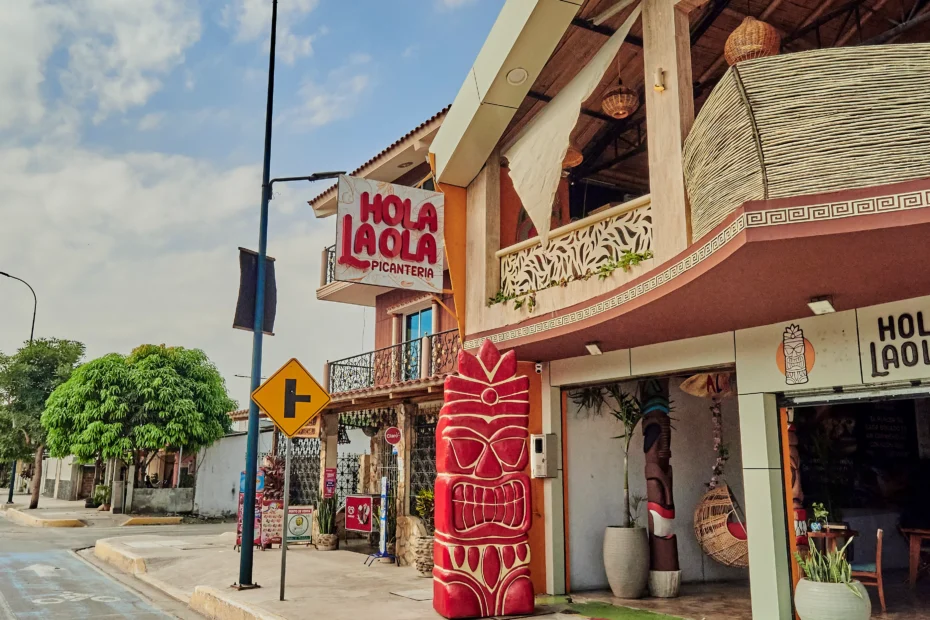 Fachada de Hola La Ola en Puerto Jelí