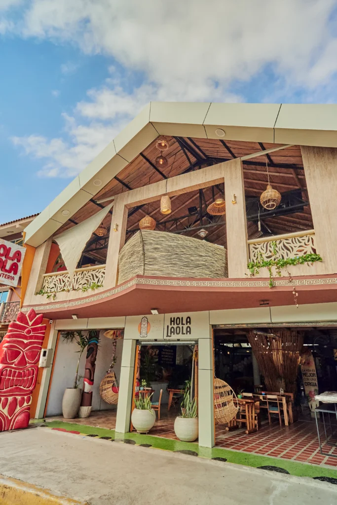 Fachada de Hola La Ola en Puerto Jelí