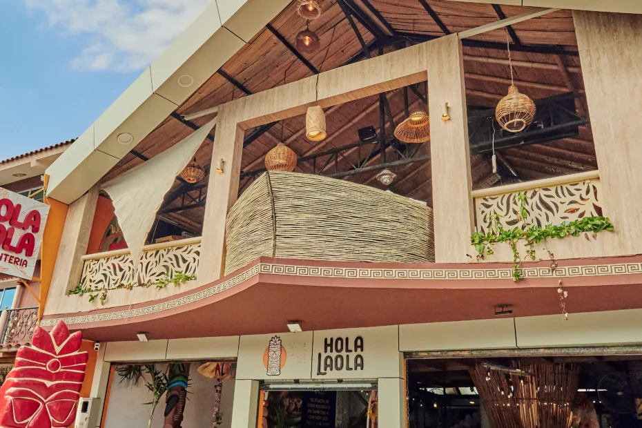 Fachada de Hola La Ola en Puerto Jelí