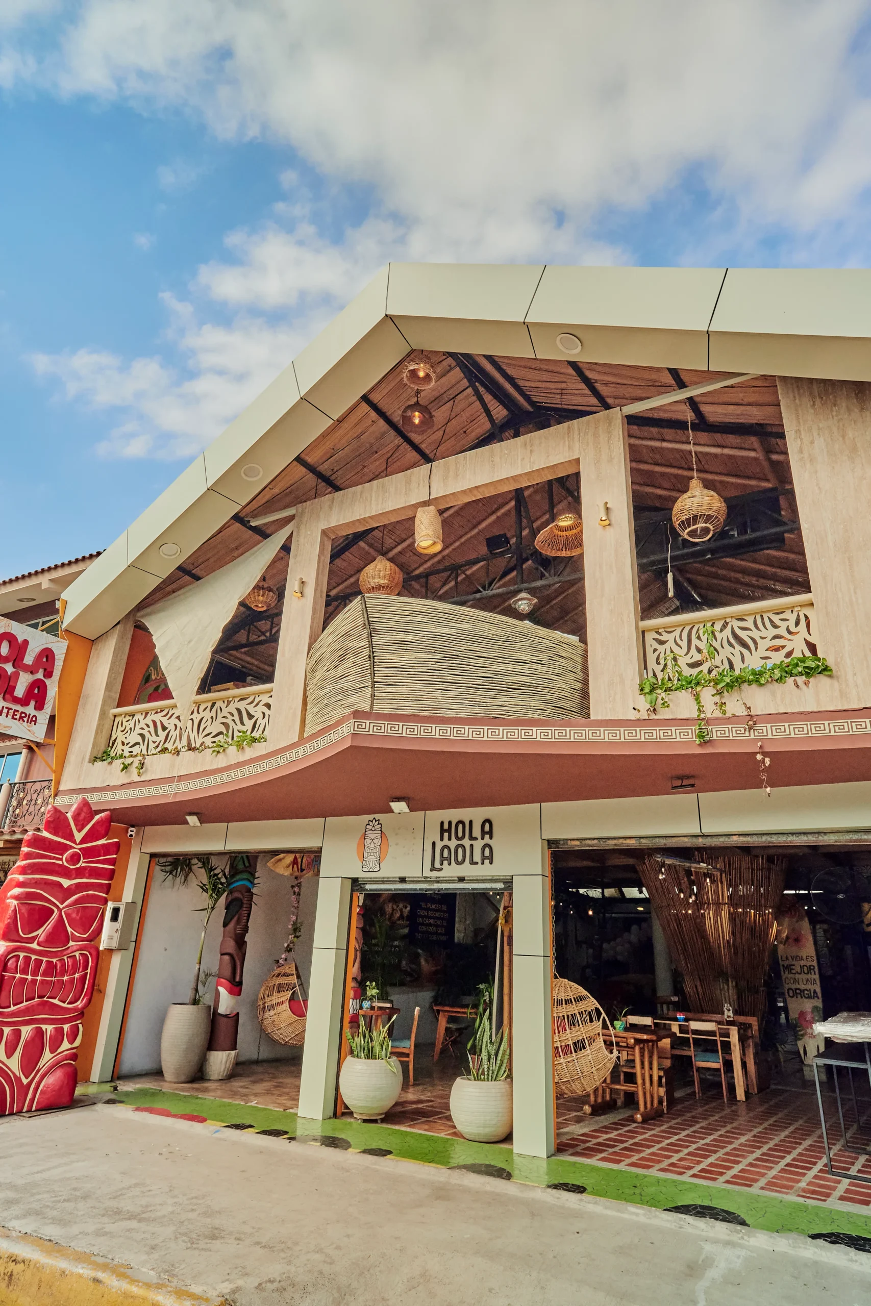 Fachada de Hola La Ola en Puerto Jelí