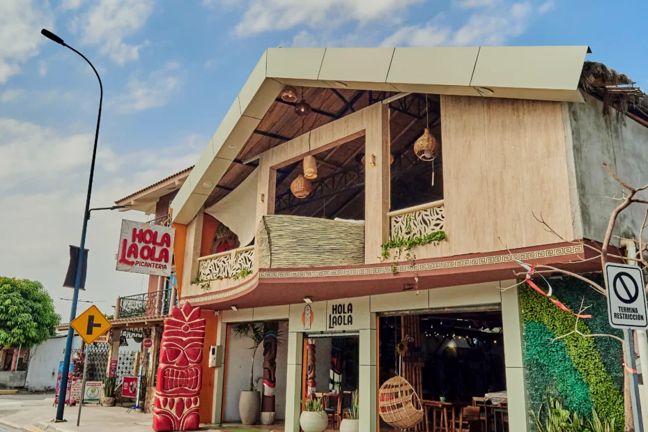 Fachada de Hola La Ola en Puerto Jelí