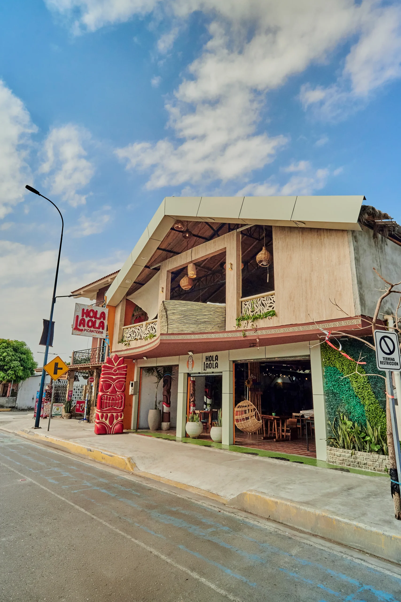 Fachada de Hola La Ola en Puerto Jelí