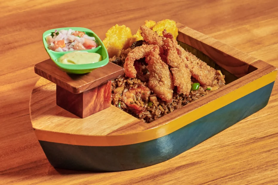 Arroz marinero con chicharrones de camarón de Hola La Ola