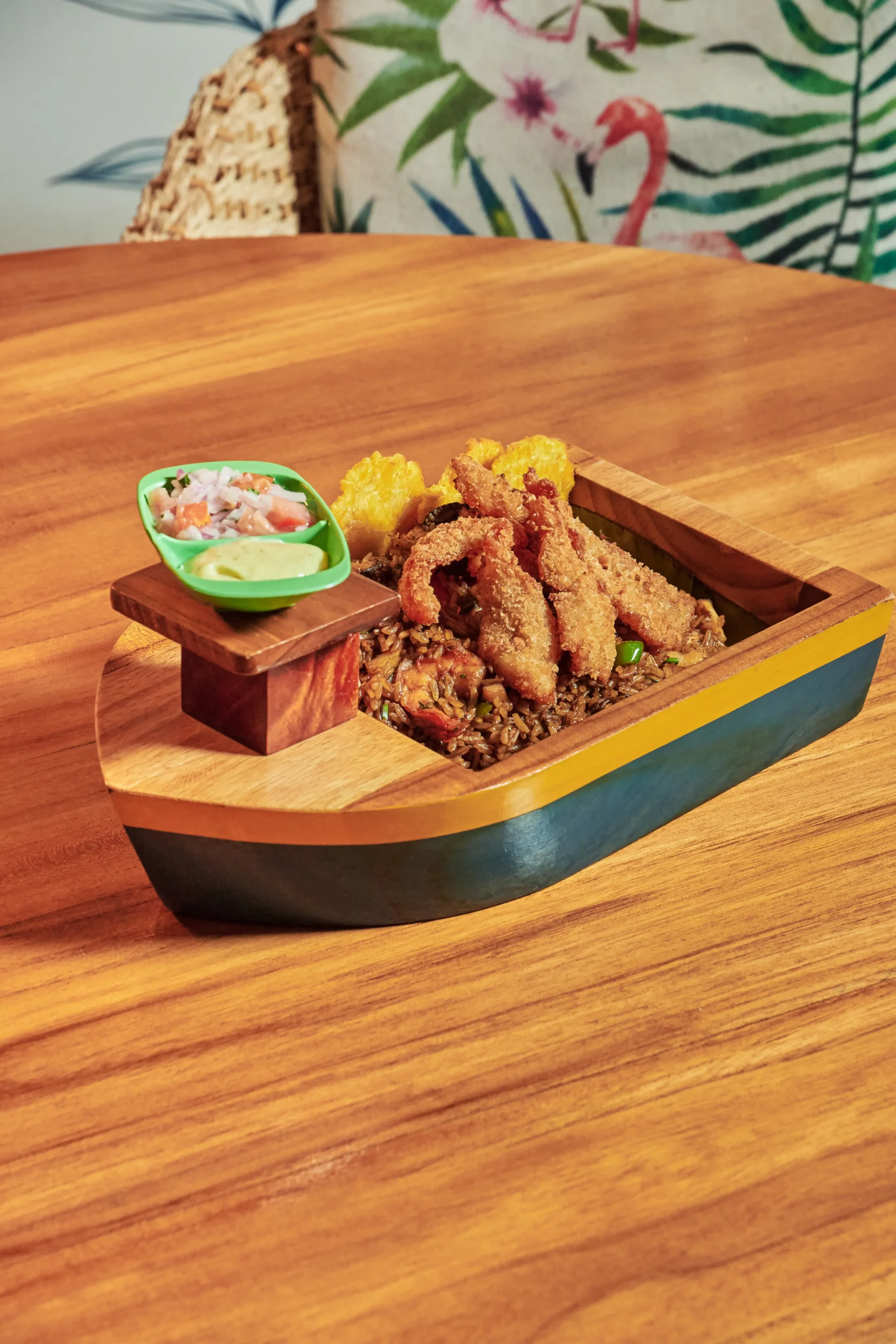 Arroz marinero con chicharrones de camarón de Hola La Ola